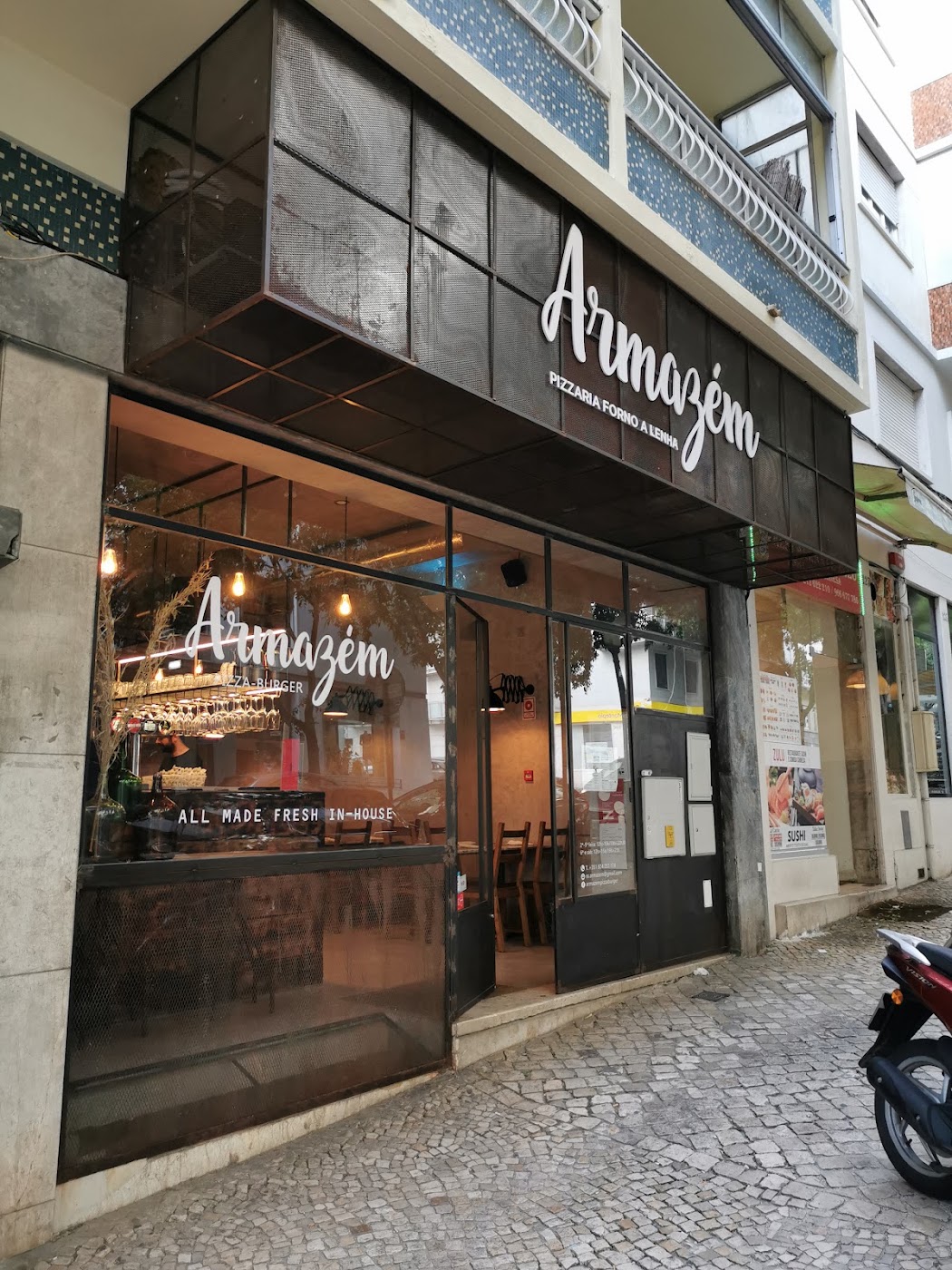 Fachada do restaurante Armazém em Alcântara Lisbon
