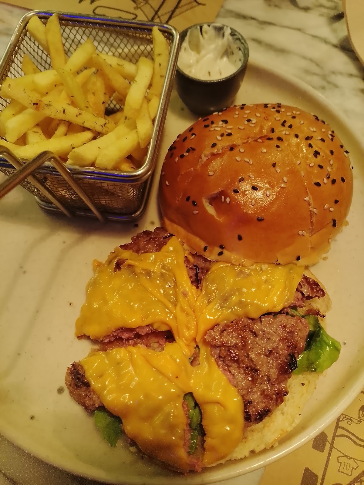 Cheeseburger com batatas fritas